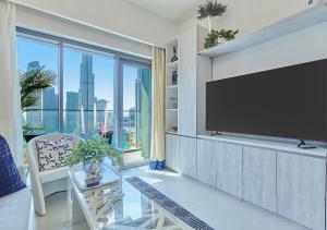 TV a/nebo společenská místnost v ubytování FIRST CLASS 2BD, Full Burj Khalifa view in the Heart of Downtown