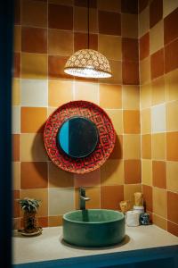 uma casa de banho com um lavatório e um espelho em Lagi Retreat homestay Home ngay mặt biển Lagi em Lagi