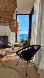 Habitación con sillas y vistas al océano. en Engine rooms, en Rijeka
