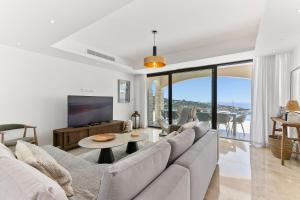 una sala de estar con un sofá y una mesa en Stunning Villa UV09 Oniro with Sea Views, Aphrodite Hills, en Kouklia