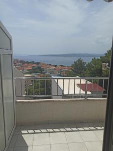 een balkon met uitzicht op de oceaan bij Studios Ruža in Baška Voda