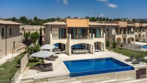 Una vista aérea de una villa con piscina. en Stunning Villa UV09 Oniro with Sea Views, Aphrodite Hills, en Kouklia