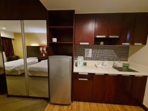 Kuchyň nebo kuchyňský kout v ubytování SUN GARDEN Studio and Residences at South China Sea Place Suites