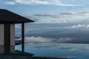 Dusit Thani Himalayan Resort Dhulikhel, Nepal في دهوليكهيل: منظر السماء من مسبح الفندق