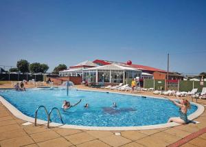 un grupo de personas en una piscina en ParkDean cherry tree holiday park en Great Yarmouth