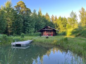 uma cabana na margem de um lago com uma doca em Tipi telk Jantsu talus 