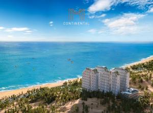 una vista aérea de la playa y el océano en M Continental by Mandala Mui Ne en Phan Thiet