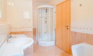 Ένα μπάνιο στο Chalet Vergissmeinnicht +38 φωτογραφίες