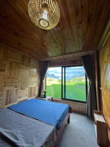 1 dormitorio con 1 cama grande y ventana grande en Tavanparadise homestay en Sa Pả