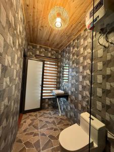 ein Bad mit einem WC und einem Fenster in der Unterkunft Tavanparadise homestay in Sa Pả
