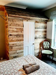 a bedroom with a wooden wall and a bed at Salisbury Guest House - Free Parking in York