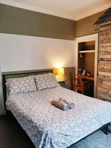sypialnia z łóżkiem z 2 poduszkami w obiekcie Salisbury Guest House - Free Parking w mieście York