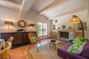 a living room with a purple couch and a fireplace at Paradis Provençal in Sainte-Maxime