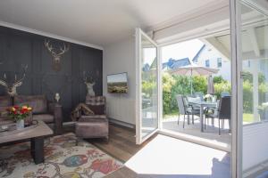 a living room with a table and a dining room at THE SUITE Winterberg Deluxe - Exklusive Ausstattung, Bestlage zwischen Skikarussell und Marktplatz, eigener Garten, Ski- und Fahrradraum, ruhige Südausrichtung, WLAN, hundefreundlich in Winterberg