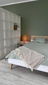 Schlafzimmer mit einem großen Bett mit einem weißen Kopfteil in der Unterkunft Palova green in Vigale