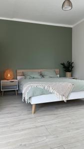 ein weißes Schlafzimmer mit einem großen Bett und einem Tisch in der Unterkunft Palova green in Vigale