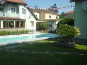 Bazén v ubytovaní Gartenpension Prosl alebo v jeho blízkosti