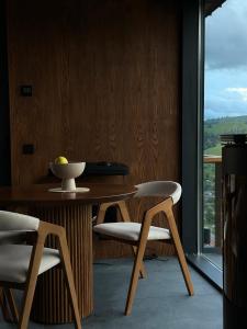 een eetkamer met een tafel en 2 stoelen bij Krasnyk Resort in Krasnik