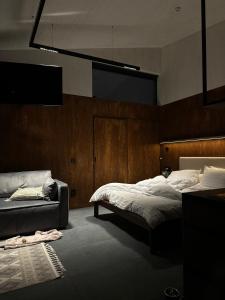een slaapkamer met 2 bedden en een bank bij Krasnyk Resort in Krasnik