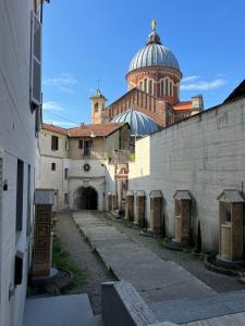 un callejón en un castillo con un edificio abovedado en La Nicchia, en Asti