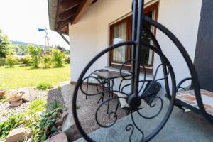 una mesa de hierro forjado y una silla en un porche en Ferienwohnung Schott, en Kippenheim