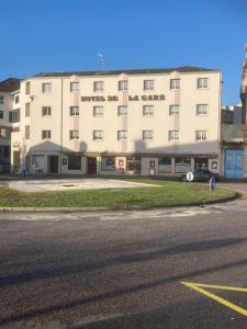 an empty street in front of a large building at HOTEL DE LA GARE in Bar-le-Duc