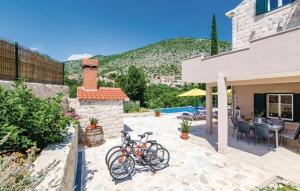 Un par de bicicletas estacionadas al lado de una casa en Villa Petmat - with private pool and 6 bedrooms, en Dubrovnik