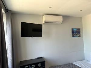 TV a/nebo společenská místnost v ubytování Hôtel des 2 Gares
