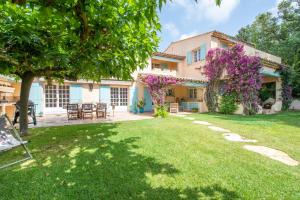 an image of a house with a yard at Paradis Provençal in Sainte-Maxime