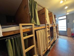 Palanda nebo palandy na pokoji v ubytování Hostel Bedgasm