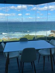 ヘルマナスにあるBayview 208の海の景色を望む青いテーブル(椅子付)