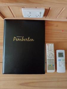 uma caixa com uma calculadora e um controlo remoto em Gloucester Motel Pemberton Manjimup em Pemberton