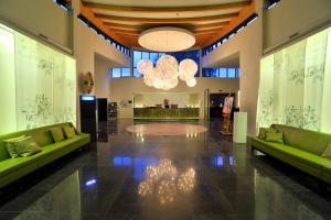 a lobby with green couches and a chandelier at Fletcher Hotel Restaurant Doorwerth - Arnhem in Doorwerth