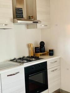 a kitchen with a stove and a stove top oven at Casa vacanze al mare in Pietrasanta