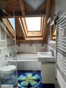 ein Badezimmer mit einer Badewanne, einem WC und einem Waschbecken in der Unterkunft Panorama-Suite Birkenbeul in Birkenbeul