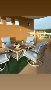 ein Wohnzimmer mit einem Tisch und Stühlen in der Unterkunft Pearl of the East in Ceiba an entire Penthouse with Ocean View in Santa Maria