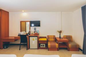 TV a/nebo společenská místnost v ubytování Atlas Bangkok Hotel