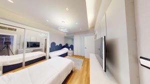 Habitación de hotel con 2 camas y espejo en Al Fares Luxury furnished Apartment-Damac Tower en Amán