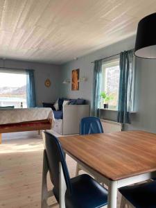 una habitación con mesa y sillas y un dormitorio en Charming house in fjord Lofoten 