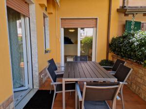 una mesa de madera y sillas en un patio en Between Pisa and 5 Terre en Marina di Carrara