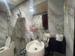 Centralhome 2 في Plei Brêng: حمام مع حوض ومرحاض ومرآة