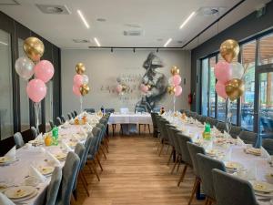 una habitación con mesas y globos en las paredes en Hotel Sportowy, en Ostrzeszów