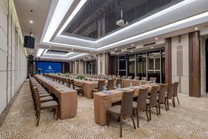 una sala de conferencias con mesas largas y sillas. en Annova Nha Trang Hotel, en Nha Trang 113 fotos más