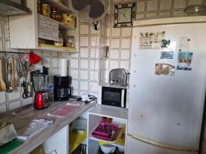 una cucina con frigorifero bianco e forno a microonde di Fuengirola Rooms Boliches Beach a Fuengirola