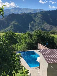 een zwembad met uitzicht op de bergen bij Aghdepat Hotel in Haghpat