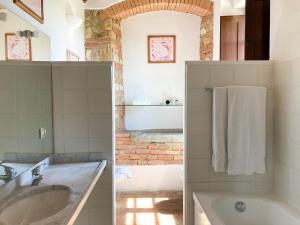 A bathroom at Fattoria La Loggia