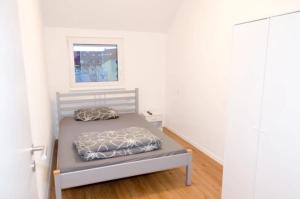a small bedroom with a bed and a window at Wohnung Bruchsal in Bruchsal