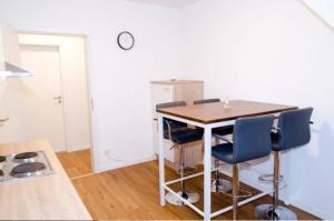 a small kitchen with a table and chairs at Wohnung Bruchsal in Bruchsal