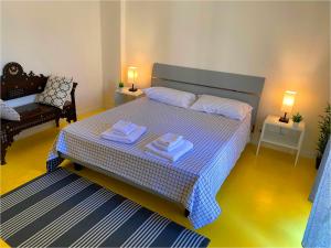 een slaapkamer met een bed met twee handdoeken erop bij Residenza San Teodoro in Trapani