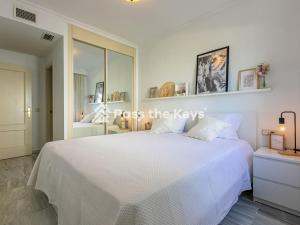 ein weißes Schlafzimmer mit einem großen weißen Bett in der Unterkunft Pass the Keys Apt family friendly in Marbella